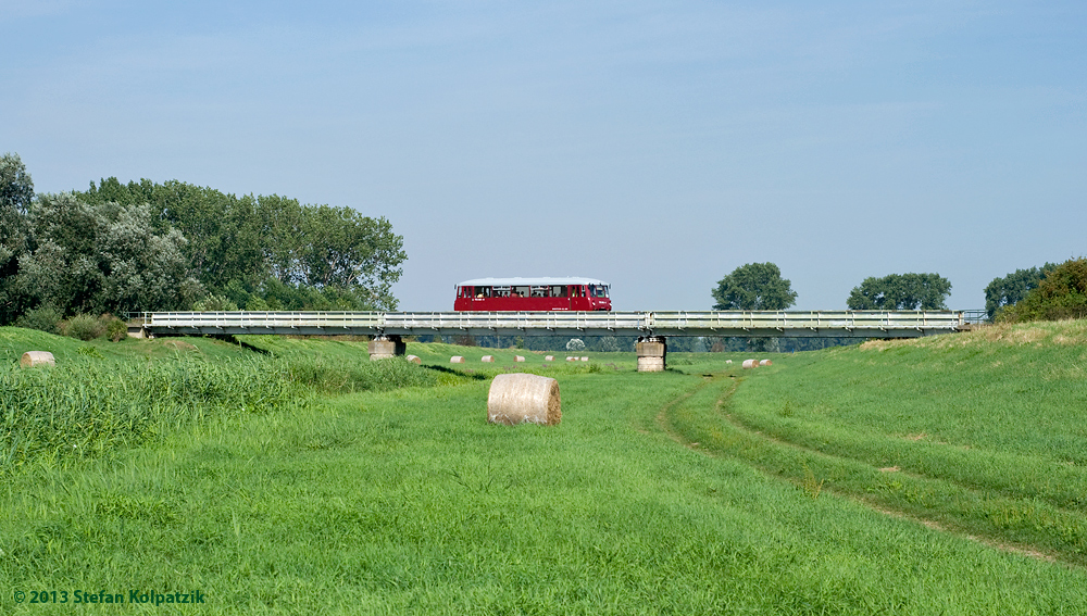 EBS 772 345-5 als  Unstrut-Schrecke-Express  DbZ 91358 von Erfurt Hbf nach Ro�leben, am 24.08.2013 auf der Unstrut Flutkanalbr�cke bei Ro�leben. (Foto: Stefan Kolpatzik)