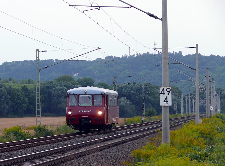 EBS 772 345-5 als  Unstrut-Schrecke-Express  DbZ 92480 auf der abendlichen R�ckfahrt von Erfurt Hbf nach Naumburg Hbf, am 24.08.2013 bei Schulpforte. (Foto: Wolfgang Gerstner)