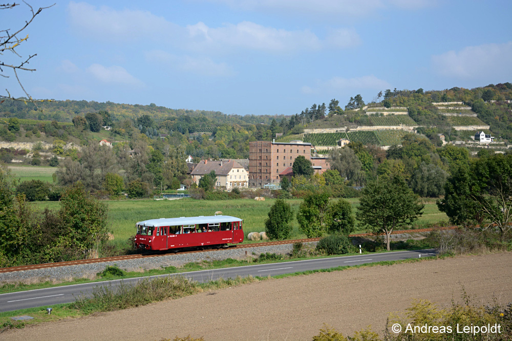 EBS 772 345-5 mit dem DPE 81085 von Naumburg Hbf nach Laucha, am 05.10.2014 bei Balgstädt. (Foto: Andreas Leipoldt)