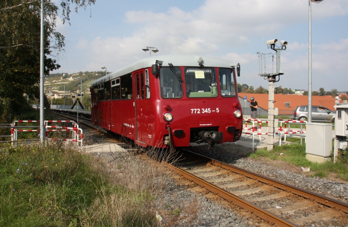 EBS 772 345-5 pendelte während dem 9. Unstrutbahnfest am 05.10.2014 in Laucha mehrmals als Sonderzug zwischen Laucha und Naumburg Hbf. Hier als DPE 81085 in Freyburg auf dem Weg nach Naumburg Hbf. (Foto: Peter Grauke) 