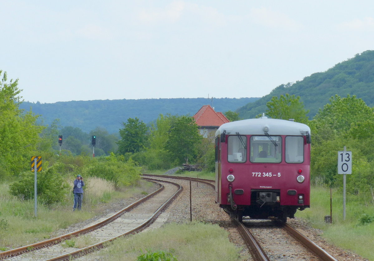 EBS 772 345 als Sonderzug von Karsdorf nach Freyburg, am 21.05.2017 bei der Ausfahrt in Laucha. Das  Ferkeltaxi  verkehrte wegen dem Bahnhofsfest des Finnebahnvereins in Laucha mehrmals zwischen Karsdorf und Freyburg.