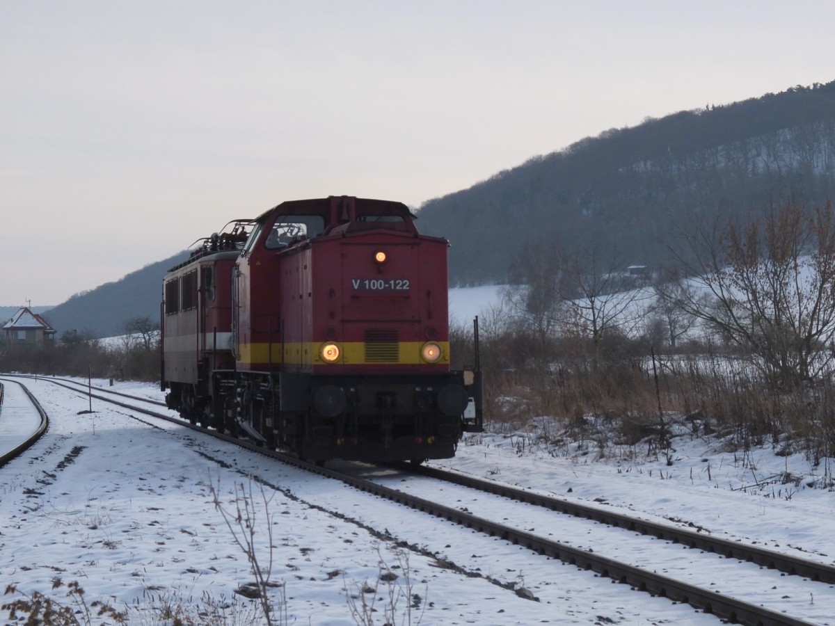 EBS V 100-122 mit der abgeb�gelten EBS 142 110-6 auf der Fahrt nach Karsdorf, am 28.01.2014 in Laucha. (Foto: Heiko Kern)