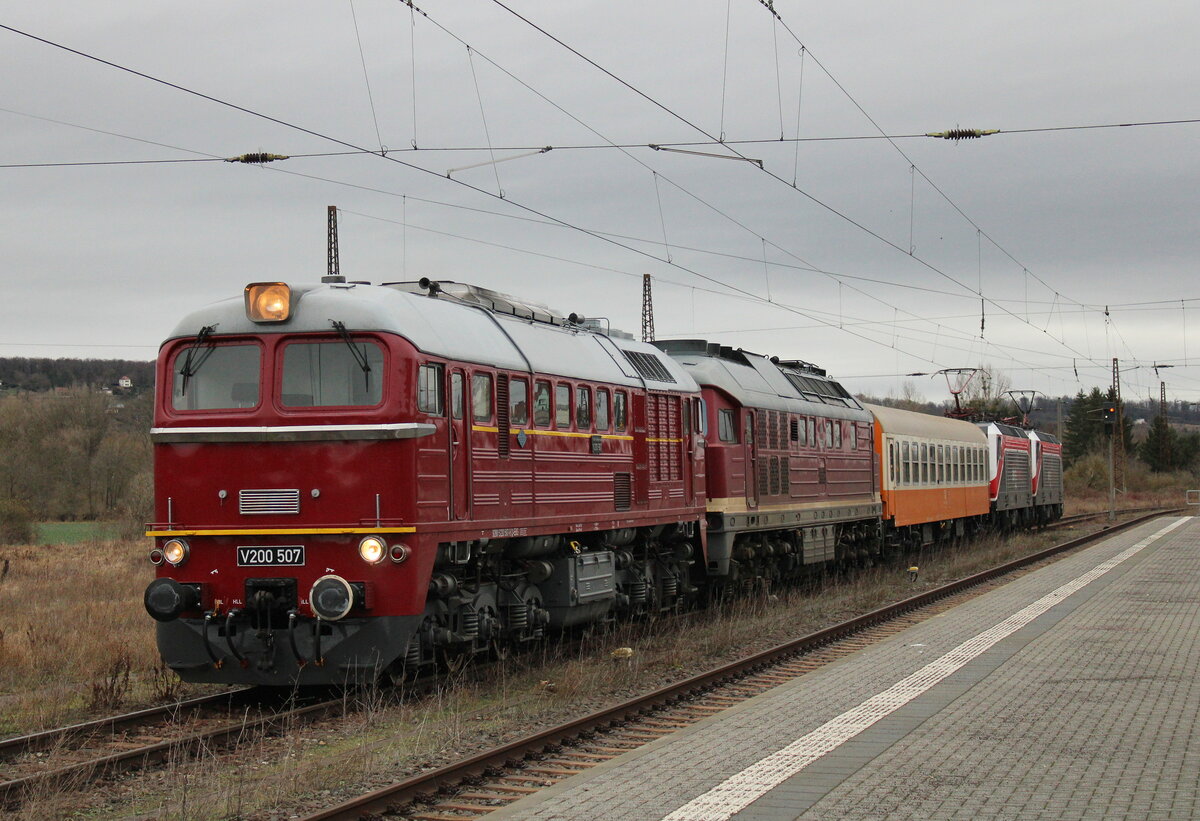 EBS V200 507 + 132 334 + D-EBS 56 80 21-80 084-8 Bom und den FWK-Loks 143 056 + 143 124, am 02.01.2024 in Naumburg (S) Hbf. W�hrend die V300 und der St�dteExpresswagen nach Karsdorf �berf�hrt wurden, fuhren die beiden 143er wenig sp�ter Richtung Bad K�sen.