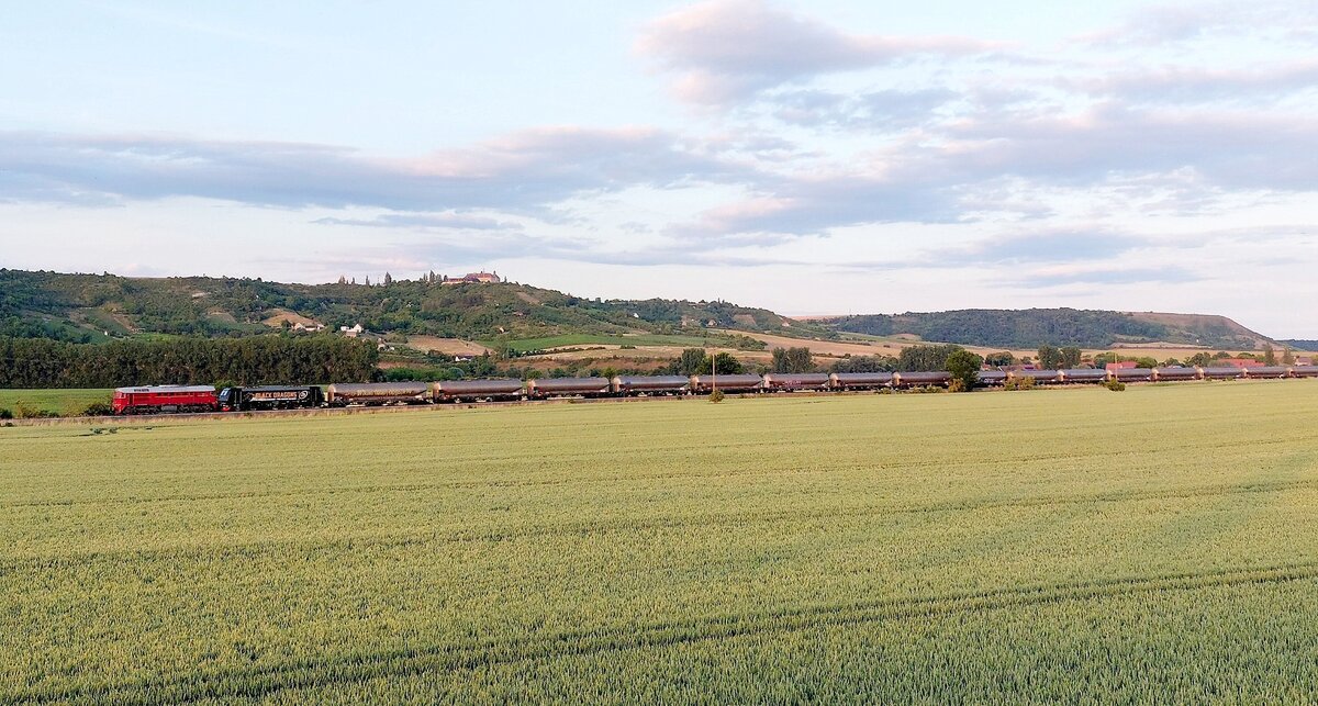EBS V200 507 + FWK 185 329-7 mit dem Braunkohlestaubzug DGS 89252 von Spreewitz nach Karsdorf, am 25.06.2025 auf der Unstrutbahn bei Laucha (U). (Foto: Andre Marek)
