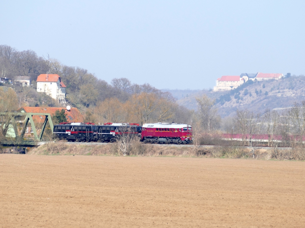 EBS V200 507 mit der EBS 140 815 + 140 811 von Karsdorf nach Naumburg (S) Hbf, am 21.03.2025 bei Ro�bach.