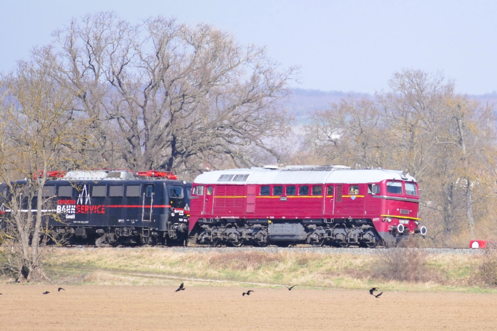 EBS V200 507 mit der EBS 140 815 + 140 811 von Karsdorf nach Naumburg (S) Hbf, am 21.03.2025 vor dem Einfahrtssignal in Naumburg (S) Hbf.