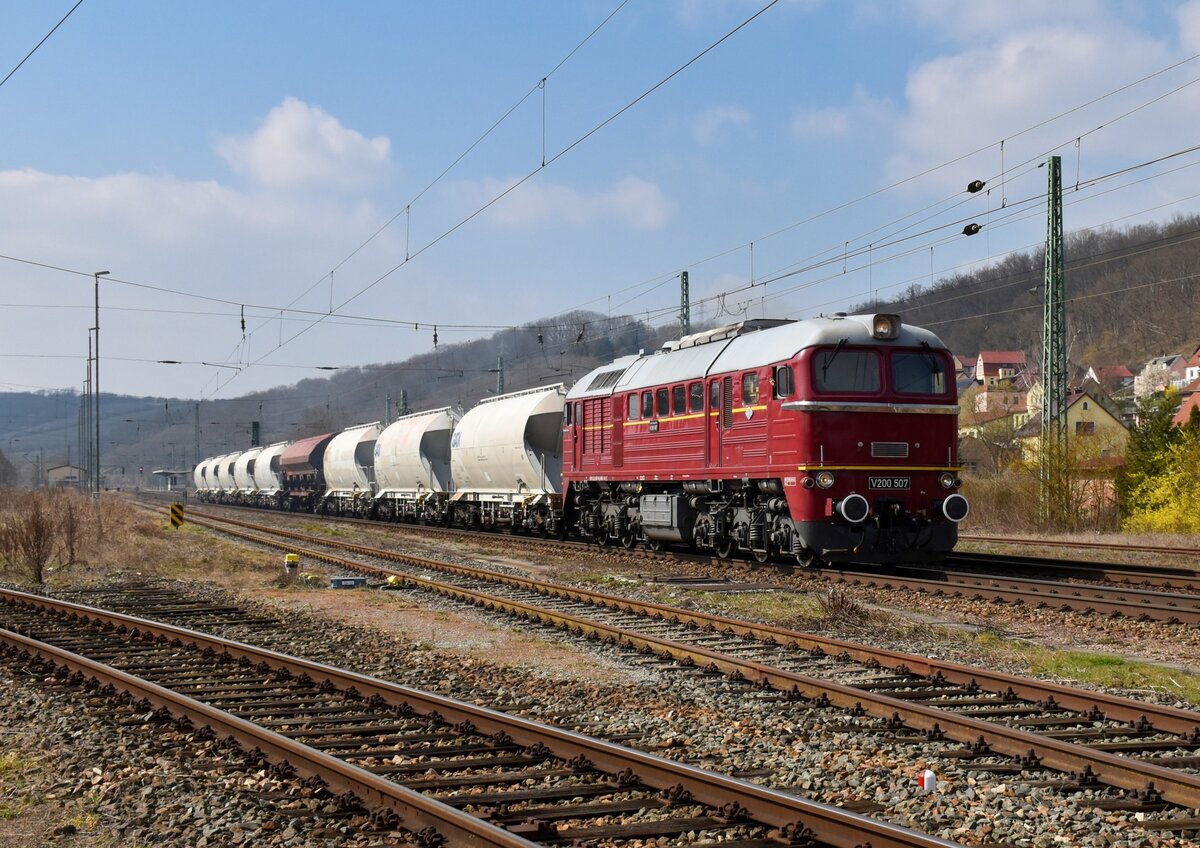 EBS V200 507 mit einem Zementzug von Erfurt nach Karsdorf, am 25.03.2025 in Großheringen. (Foto: Maik Köhler)