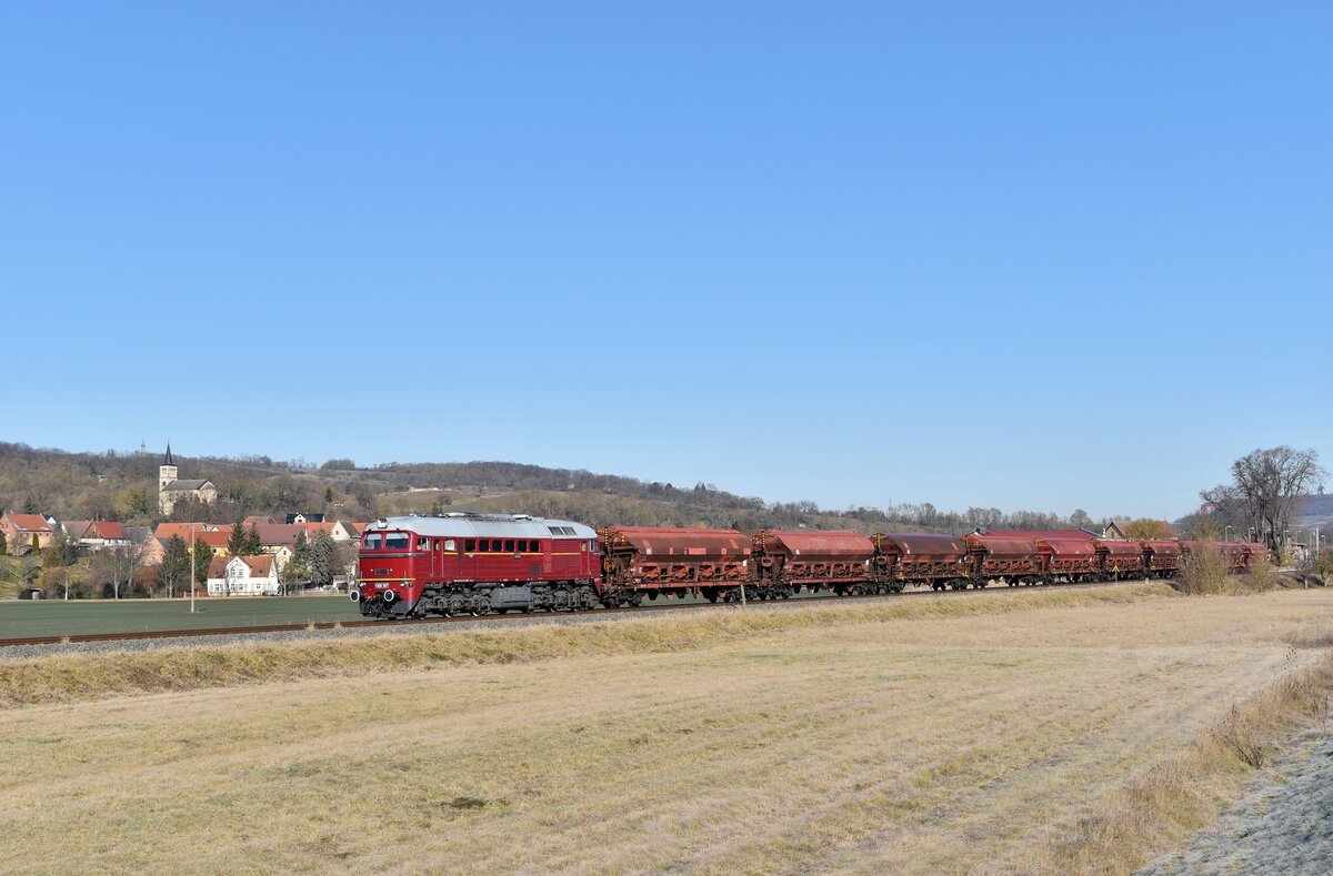 EBS V200 507 mit einem leeren Getreidezug von Karsdorf nach Naumburg (S) Hbf, am 19.02.2025 auf der Unstrutbahn bei Kleinjena. (Foto: Ralf Opalka)