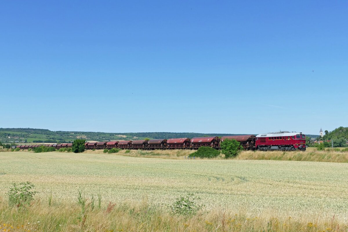 EBS V200 507 mit Getreidewagen aus Karsdorf, am 30.06.2025 auf der Unstrutbahn bei Kleinjena. (Foto: Wolfgang Krolop)