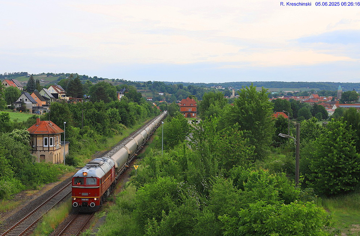 EBS V200 507 mit leeren Kohlestaubwagen von Karsdorf nach Spreewitz, am Morgen des 05.06.2025 in Freyburg (U) Bbf. (Foto: Reinhold Kreschinski)