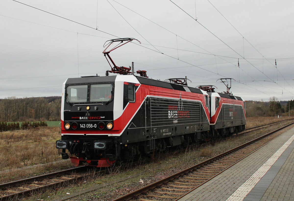 EBS/FWK 143 056-0 + 143 124-6 als Tfz Richtung Bad Kösen, am 02.01.2023 in Naumburg (S) Hbf.