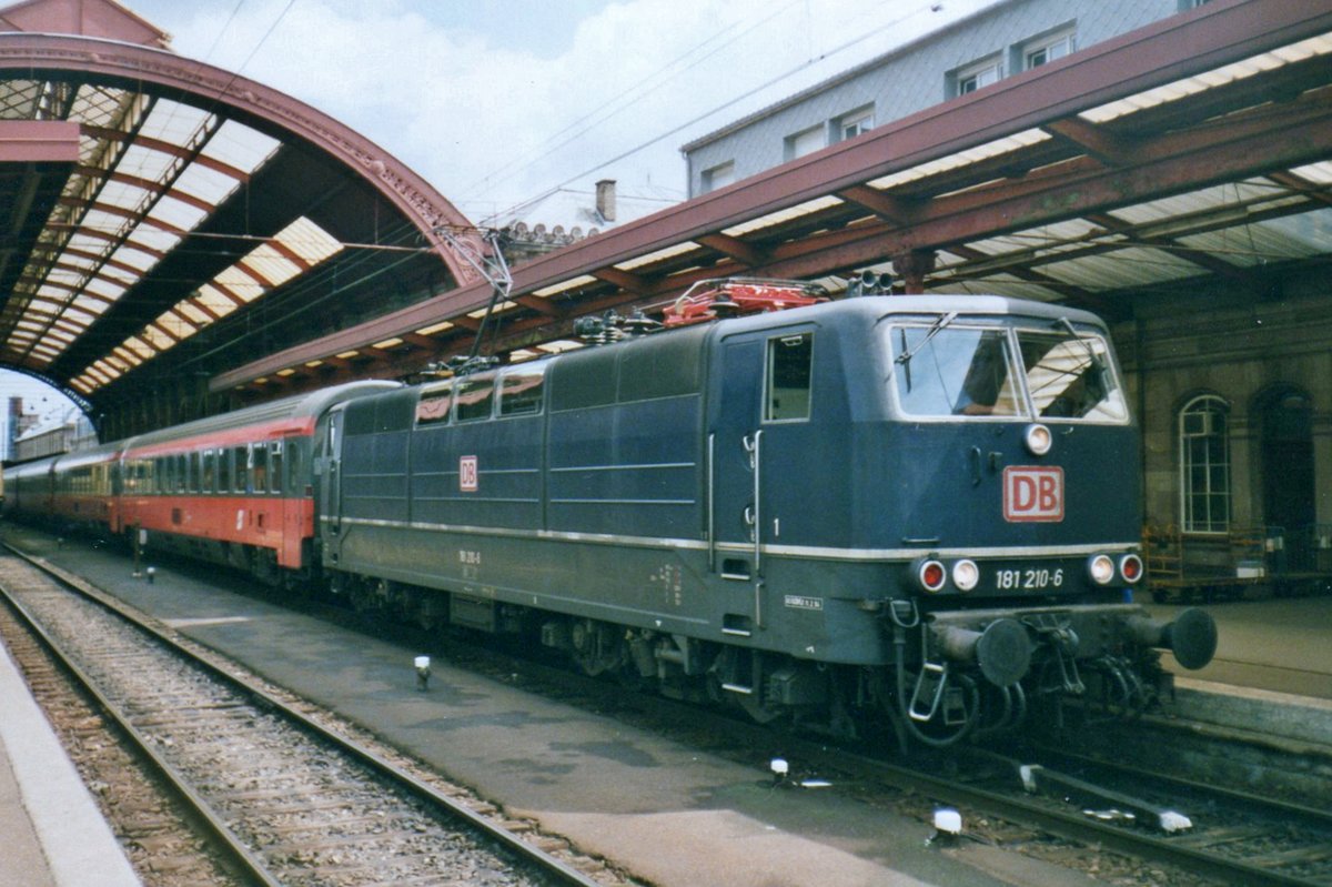 EC MOZART steht abfahrtbereit in Strasbourg Centrale, wo 181 210 am 29 Juli 1999 dieser EC von einer 15000 der SNCF übernommen hat. 