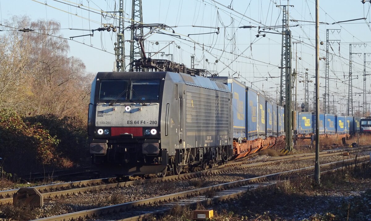 ECCO Rail 189 280 zieht der LKW Walter KLV aus Emmerich am 14 Dezember 2022.