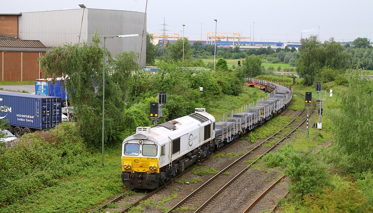 ECR 077 004 vor einem schweren Güterzug aus HKM, Duisburg Hochfeld-Süd 10.06.2022 