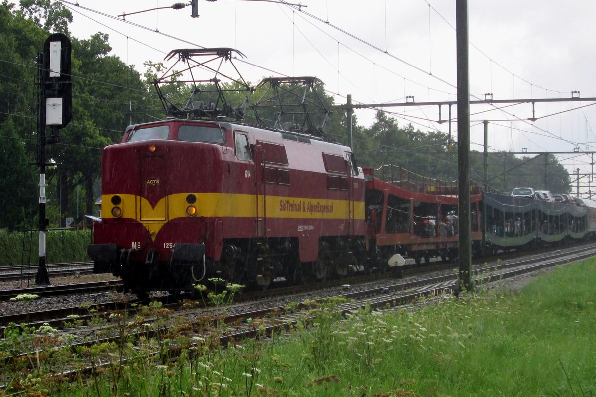 EETC 1254 geniesst die Regen in Zevenaar am 31 Juli 2014.