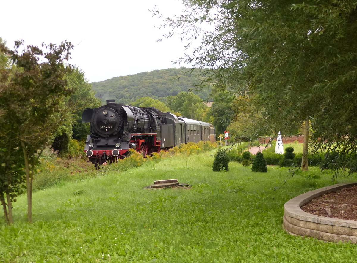 EFSFT 44 1486-8 als Schlusslok am DLr 24886 von Laucha zur Abstellung nach Naumburg Hbf, am 09.09.2017 in Balgst�dt.