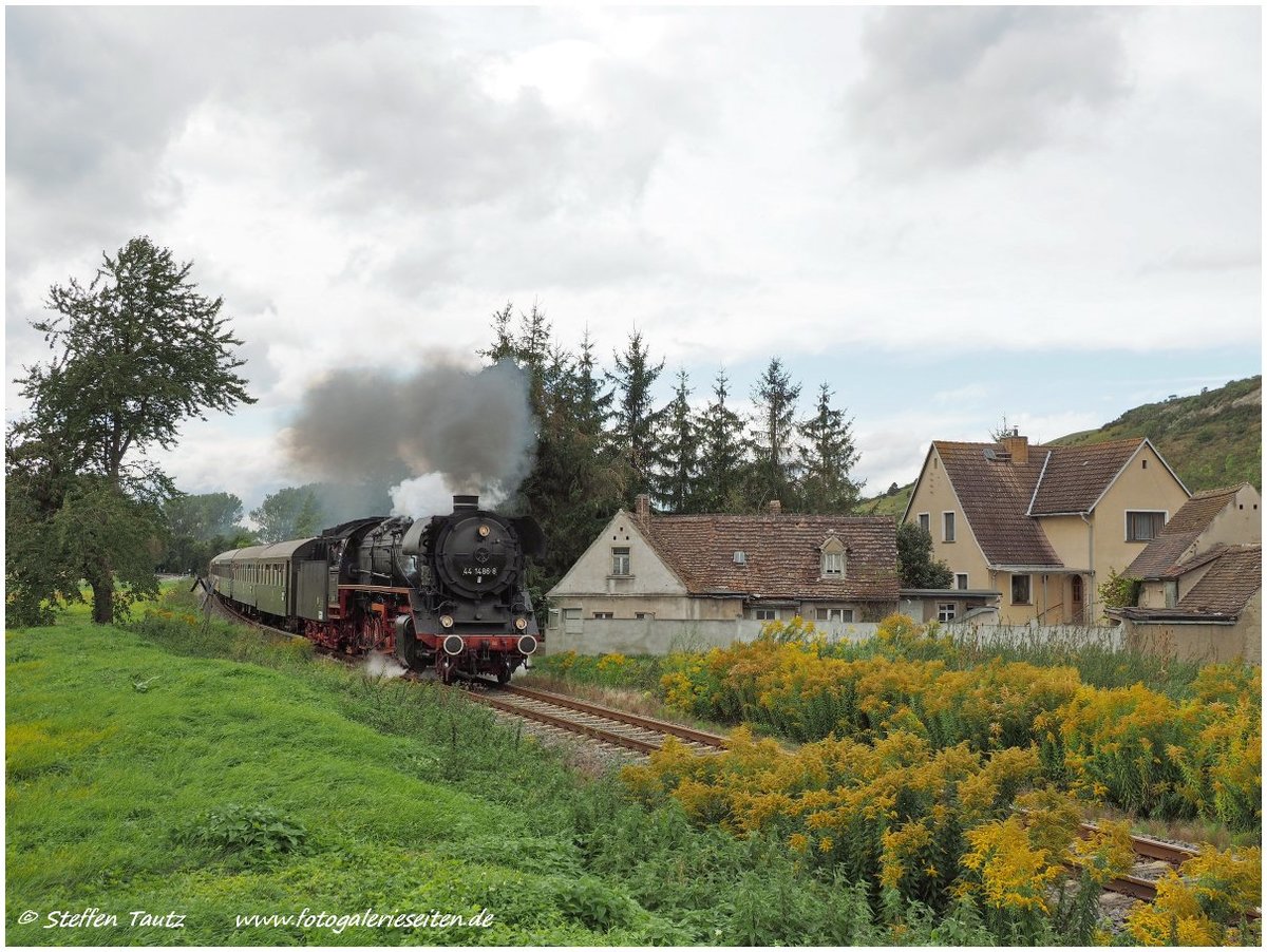 EFSFT 44 1486-8 und die CLR 229 181-3 am Zugschluss mit dem DLr 24179 von Laucha nach Freyburg, am 09.09.2017 in Balgstädt. (Foto: Steffen Tautz)