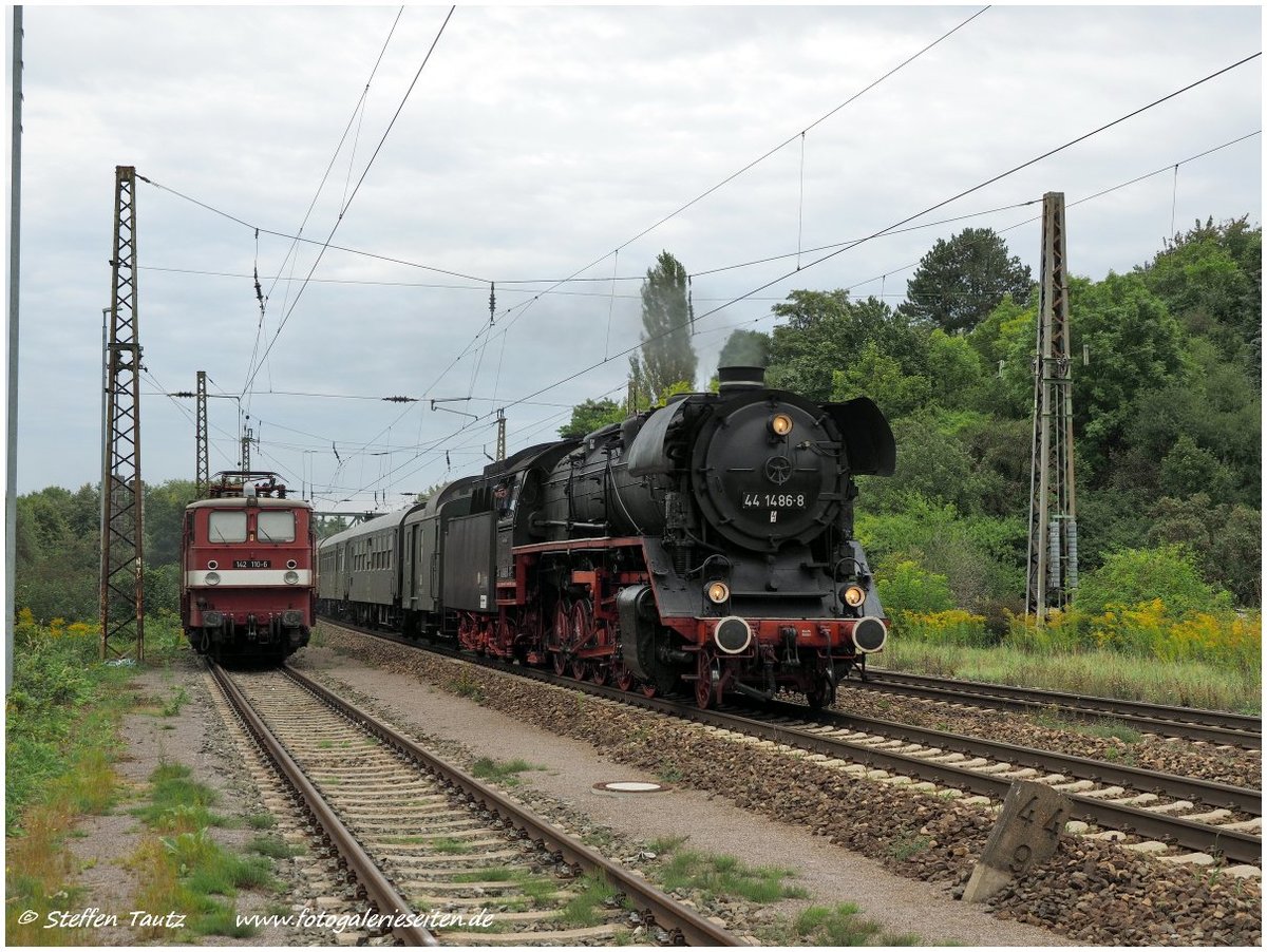 EFSFT 44 1486-8 und die CLR 229 181-3 am Zugschluss mit dem DPE 24178 (Magdeburg Hbf - Freyburg), am 09.09.2017 in Naumburg Hbf. Dagegen wartet die EBS 142 110-6 auf neue Aufgaben. (Foto: Steffen Tautz)