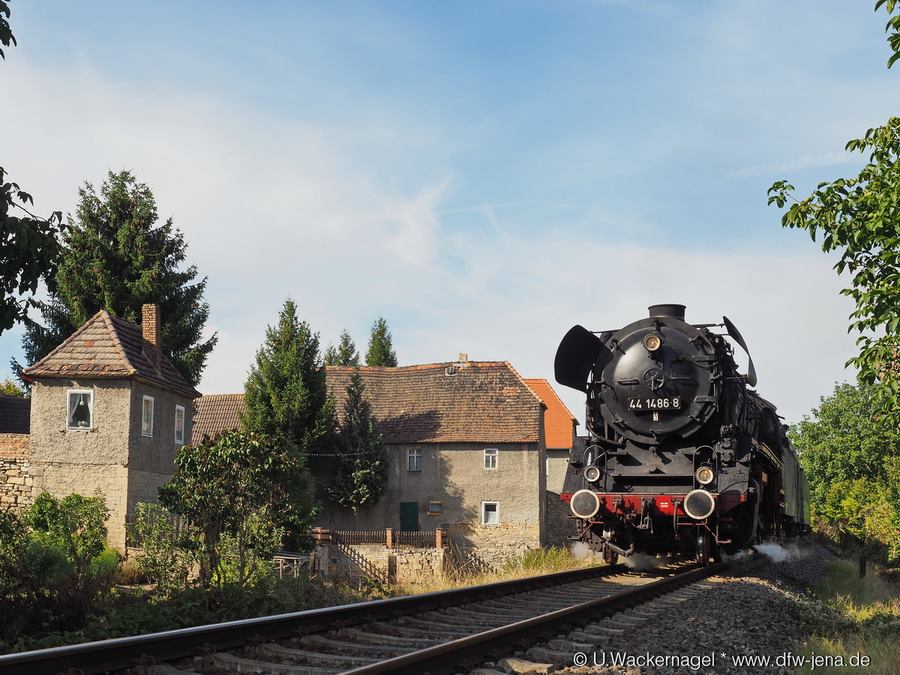 EFSFT 44 1486-8 mit dem DPE 24588 von Freyburg nach Biederitz, am 08.09.2018 in Nißmitz. (Foto: Ulf Wackernagel)