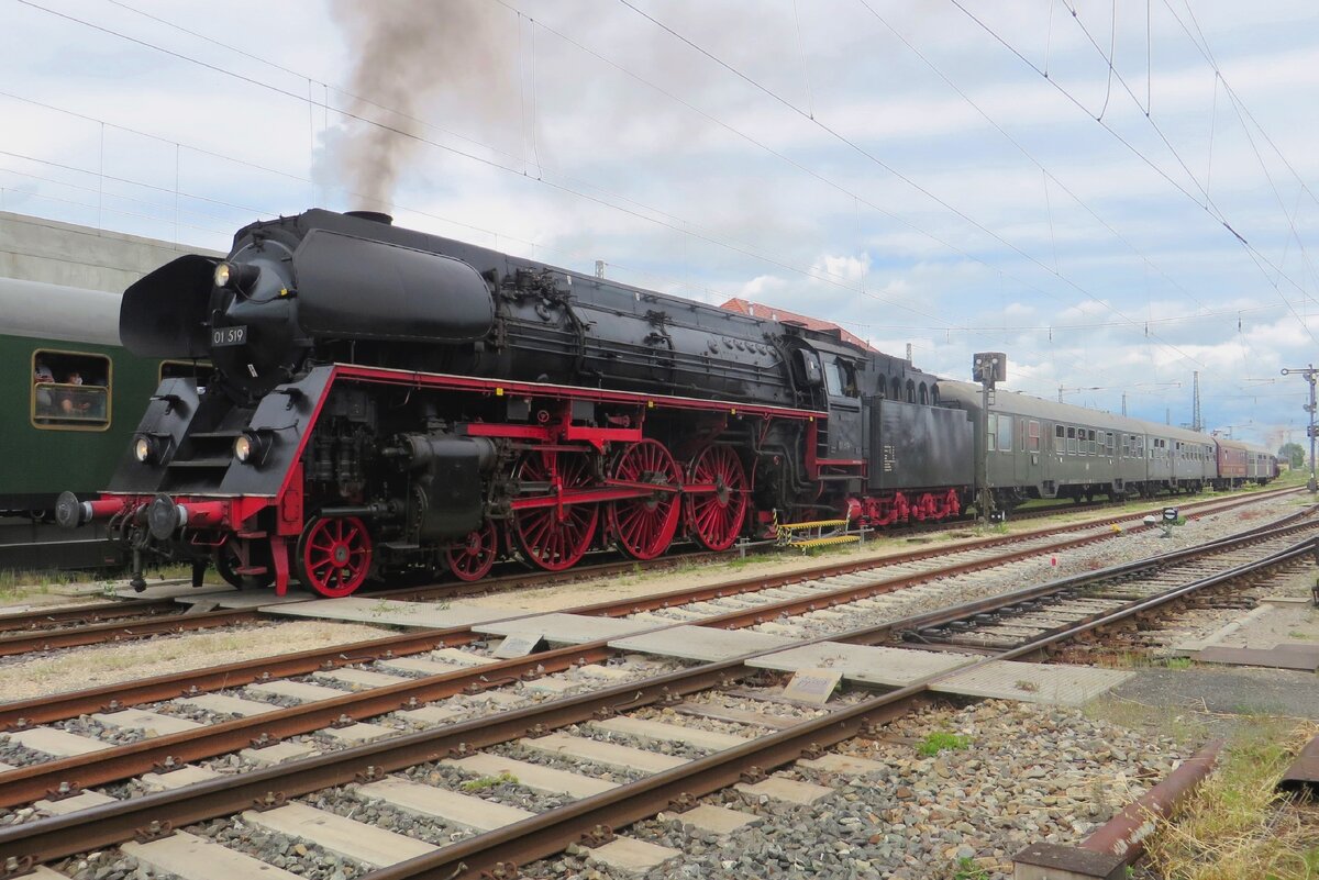 EFZ 01 519 steht mit ein Sonderzug am Himmelfahrt 26 mai 2022 ins BEM in Nördlingen.