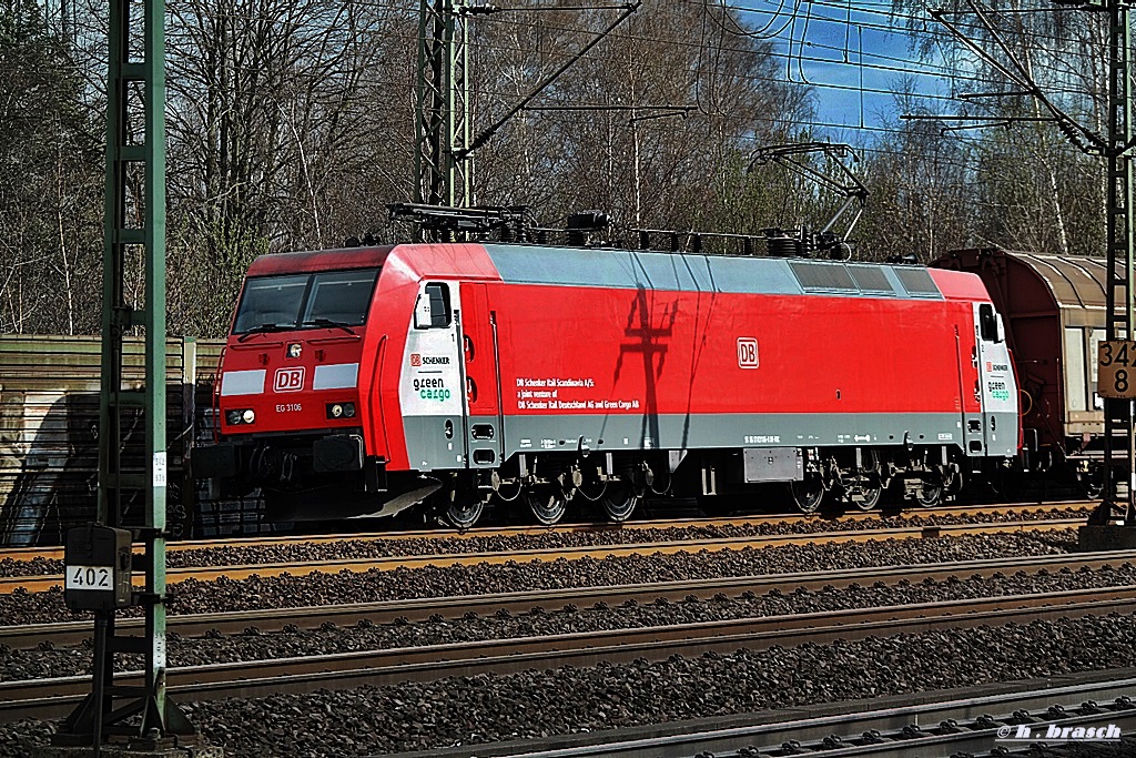 EG 3106 zog am 27.03.14 bei schneller vorbeifahrt einen gemischten güterzug durch hh-harburg 