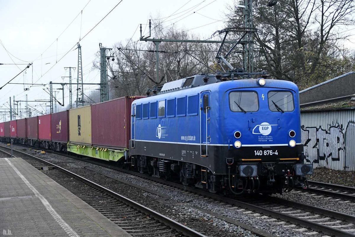 EGP 140 876-4 fuhr mit einen containerzug durch harburg,27.11.20