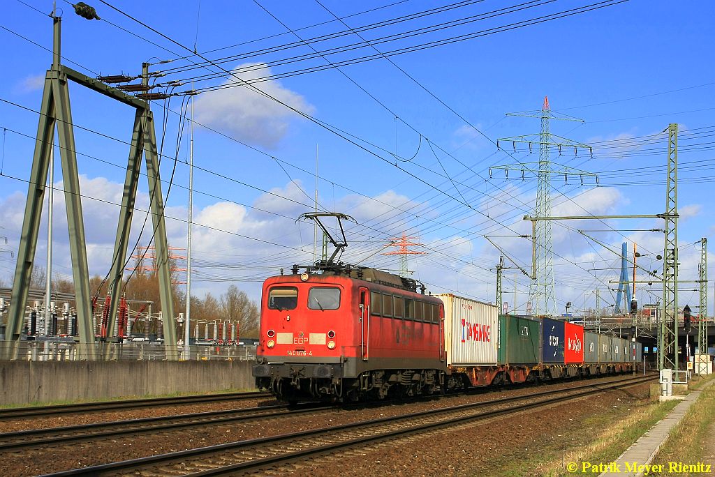 EGP 140 876 mit COntainerzug in Hamburg-Waltershof/Dradenau/Abspannwerk am 01.04.2015 auf dem Weg Richtung Süden/Osten