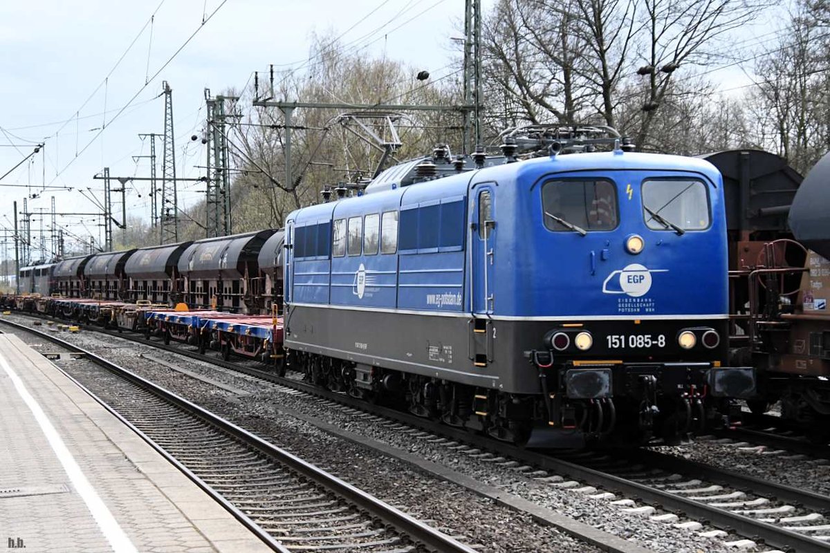 EGP 151 085-8 zog einen leeren containerzug durch hh-harburg,15.04.21