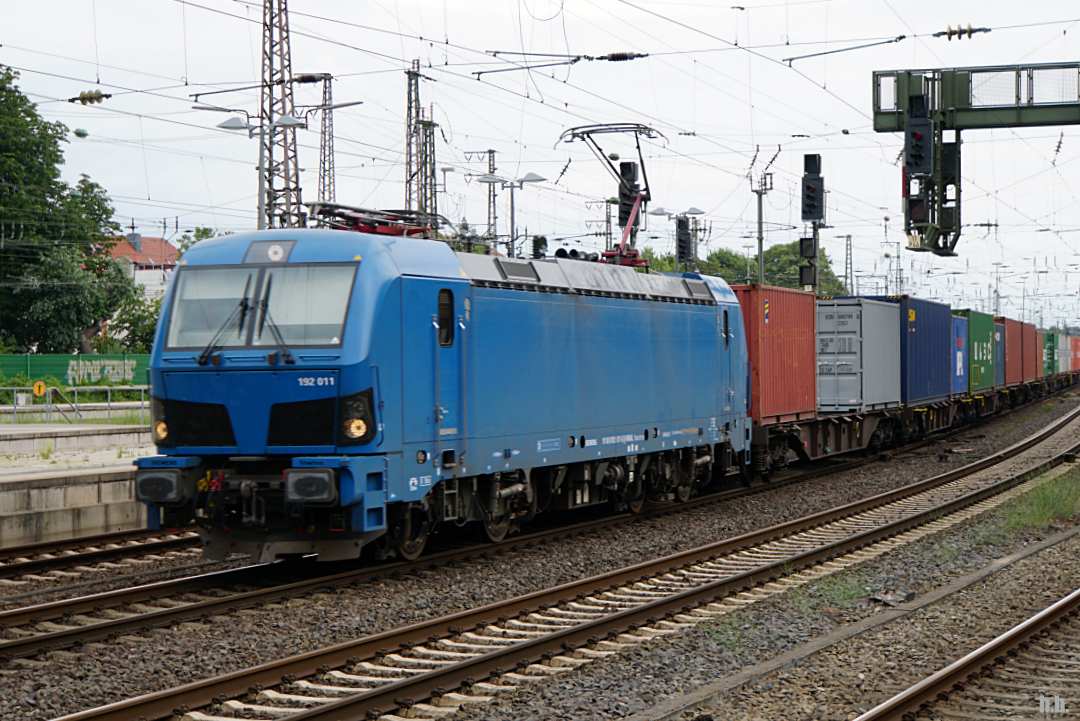 EGP 192 011 fuhr mit einen containerzug durch bremen,28.06.20