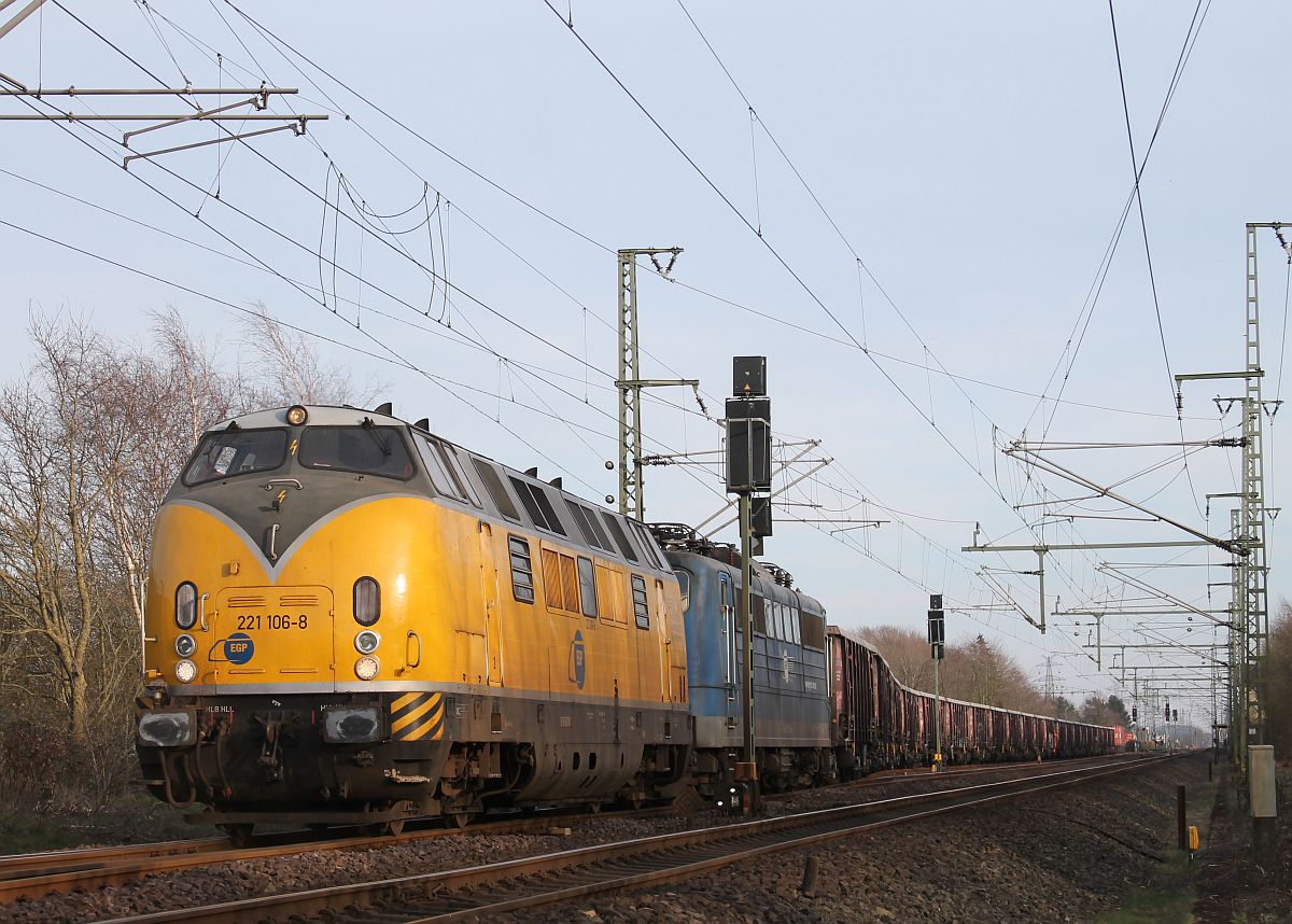 EGP 221 106 + 151 007 rangieren die beiden Zugteile für die Rückfahrt zusammen, Jübek 24.03.2020