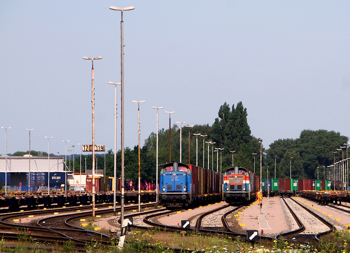 EGP/Metrans 212 054-1 und 314-9 rangieren gemeinsam am Eurogate-Terminal in HH-Dradenau/Waltershof. 06.08.2014