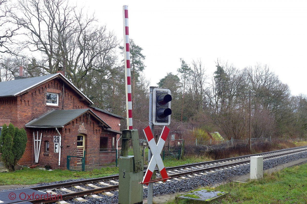 Ehem. Bahnwrterhuschen und Halbschranke in Tiegen bei Soltau.