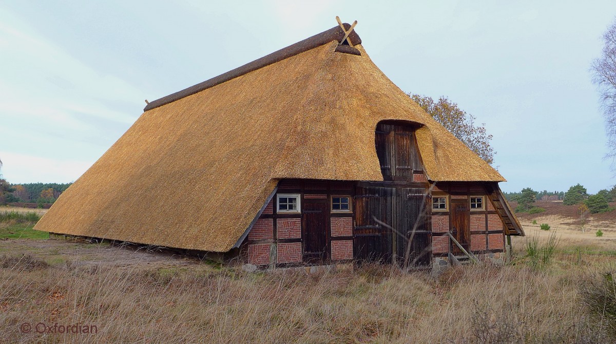 Ehem. Heidschnuckenstall mit Reetdach bei Timmerloh, Lüneburger Heide. Heutige Gebäudenutzung durch die Kommune für Unterstellung von Geräten und Maschinen.