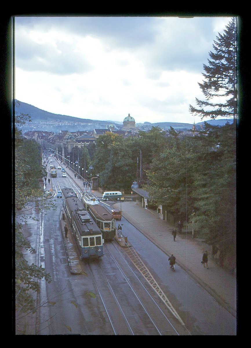 Ehemalige Vereinigte Bern-Worb-Bahnen VBW, Bern Kornhausplatz - Bolligen - Worb-Linie: Blick auf die Kornhausbrücke mit dem Bundeshaus im Hintergrund - VBW-Zug Triebwagen 42 - Wagen 13 - Steuerwagen 81, umgeben von zwei Berner Tramzügen. 5.Oktober 1967 