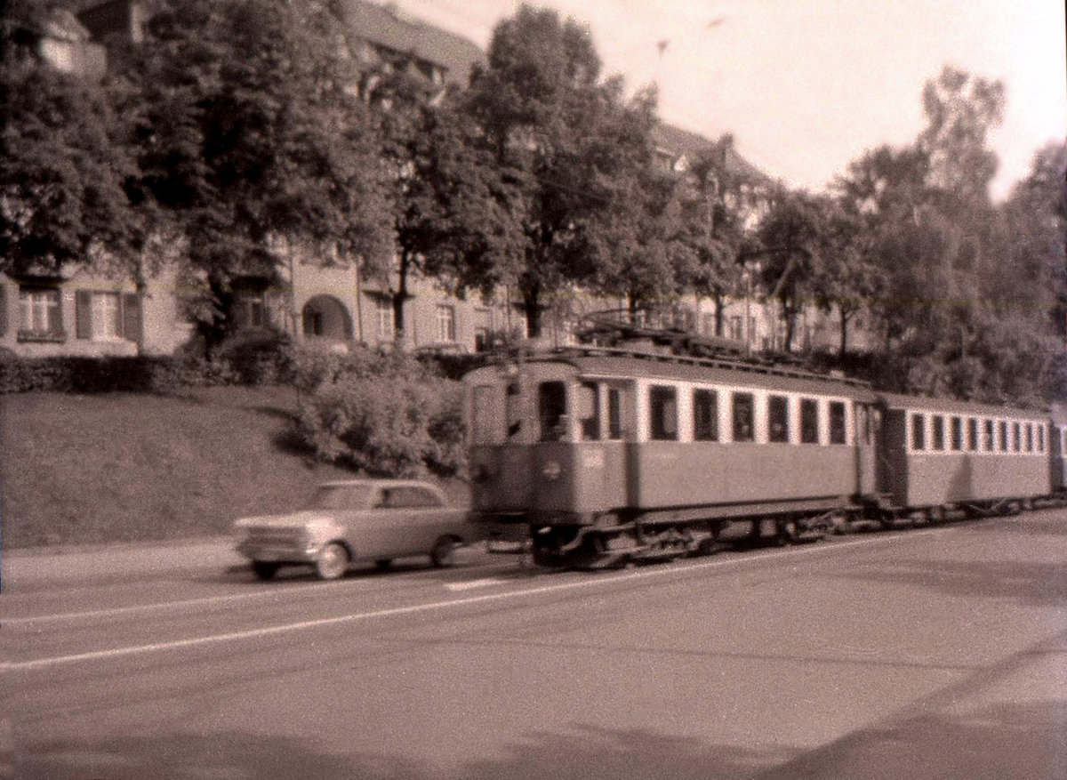 Ehemalige Vereinigte Bern-Worb-Bahnen VBW, Bern Kornhausplatz - Bolligen - Worb-Linie: Von der Kornhausbrücke zum Viktoriaplatz hinaufsteigend eine eher seltene Komposition mit einem kurzen, nicht pendelzugsfähigen Motorwagen Serie 30-33, rtwa 1963  