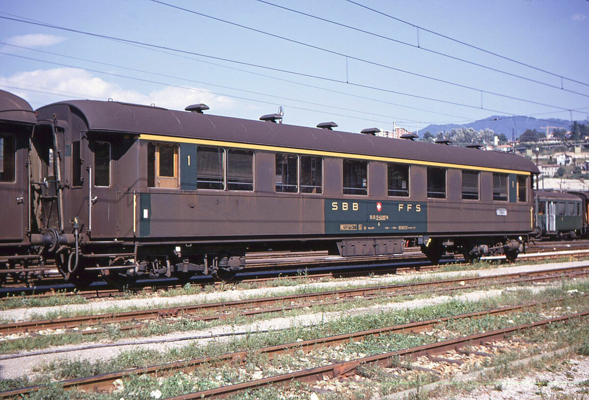 Ehemaliger AB4ü-Wagen (alte erste + alte zweite Klasse) SBB-RIC für den internationalen Verkehr in Chiasso, Nr. 51 85 17-43 017. Die beiden Abteile mit den Doppelfenstern waren die ursprünglichen Erstklassabteile. Der Wagen stammt, so weit ich eruieren konnte, aus der Serie AB4ü 2021-2048 aus den Jahren 1934 bis 1940 (Gewicht zwischen 40 und 44 Tonnen). 11.August 1970. 