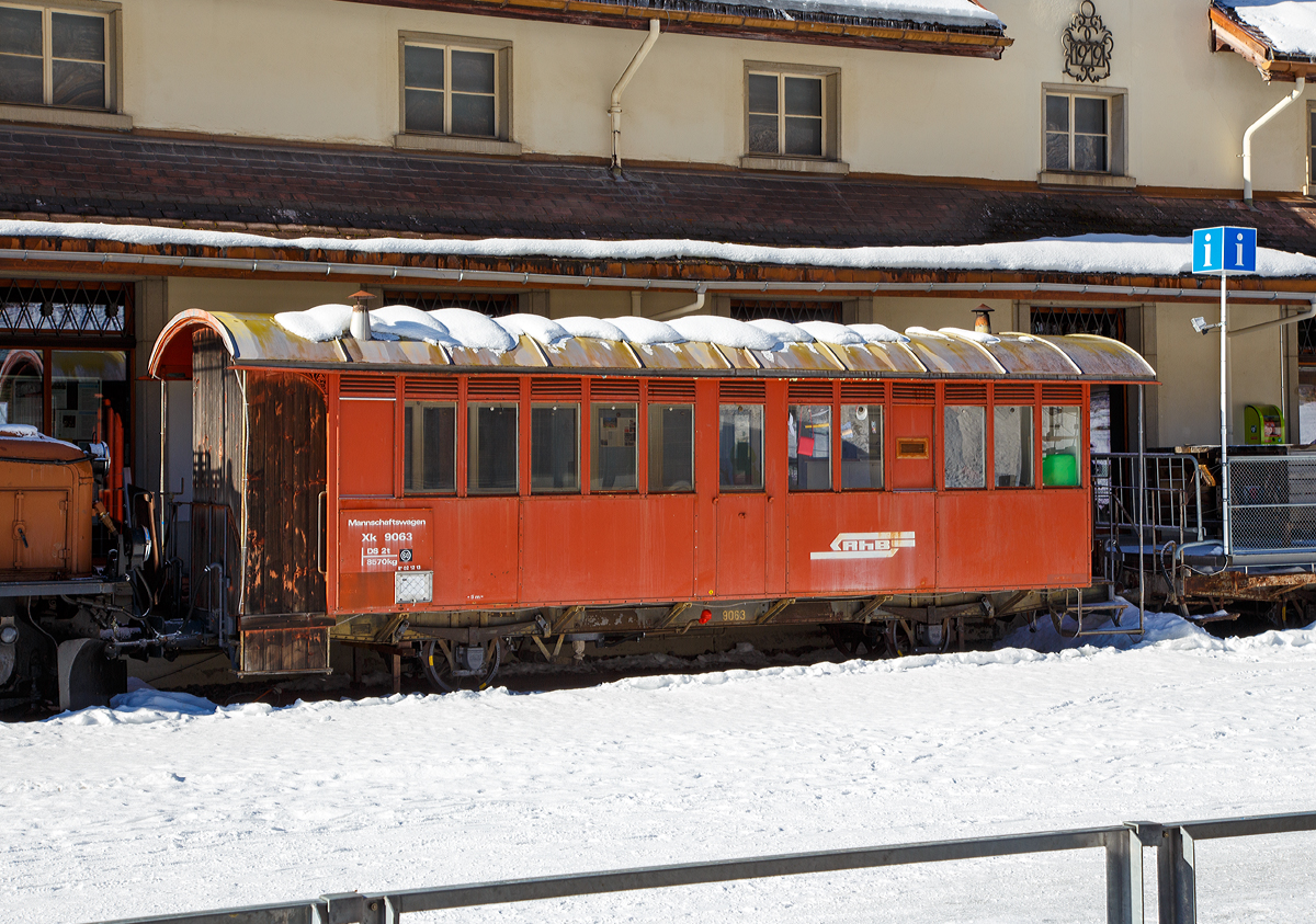 Ehemaliger RhB Mannschaftswagen Xk 9063 , zuvor ehem. 1./2. Klasse Personenwagen, am 18.02.2017 vor dem Bahnmuseum Albula in Bergn (Bahnhof Bergn/Bravuogn). 

Der Wagen wurde 1903 von SIG gebaut AB 116 an die RhB geliefert. Ab 1948 Umbau und um Bezeichnung in RhB B 116, ab 1956 RhB B 2135, 1967 Umbau in X 9063 und seit 1969 Xk 9063. 

TECHNISCHE DATEN: 
Spurweite: 1.000 mm 
Anzahl der Achsen: 2 
Lnge ber Puffer: 10.440mm 
Achsabstand: 5.000 mm 
Gewicht: 8.570 kg 
Ladegewicht: 2 t 
zulssige Geschwindigkeit: 55 km/h