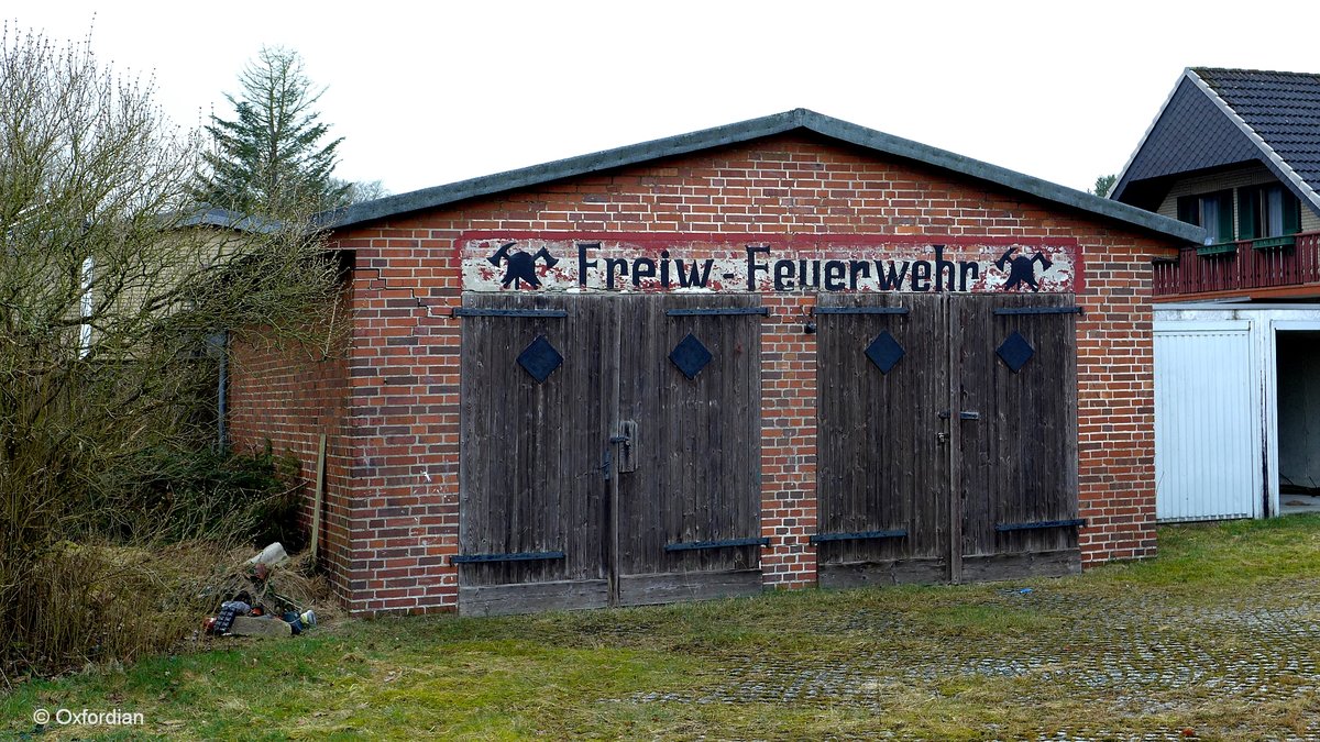 Ehemaliges Spritzenhaus der Freiwilligen Feuerwehr Oerrel im Heidekreis. Heutzutage gibt es im Ort in unmittelbarer Nähe eine große und moderne Anlage. 