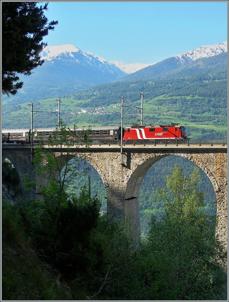 Eher selten ziehen CrossRail Loks Reisezüge; hier hatte die Re 4/4 III einen solchen auf dem Luogelkinn Viadukt bei Hohtenn am Haken.
10. Mai 2007