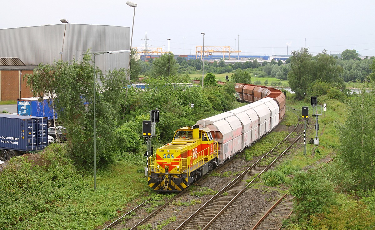 EHG/TKSE  545  275 112-1  ........die Loks haben zwar als Kürzel TK oder TKSE, laufen buchungstechnisch aber unter EHG (Eisenbahn und Häfen Güterverkehr/bahn), hier vor einem Kalk-- und Kohlenzug aus HKM, auggenommen von einer Brücke in Duisburg- Hochfeld Süd 10.06.2022