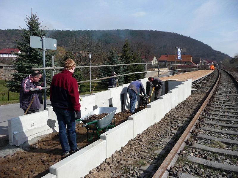 Ehrenamtlicher Arbeitseinsatz durch Mitglieder der IG Unstrutbahn e.V. am 21.03.2009 in Wangen. Hier wurde beim Neubau des Haltepunkts geholfen. Foto: Ralf Kuke)