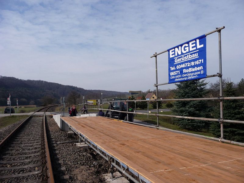 Ehrenamtlicher Arbeitseinsatz durch Mitglieder der IG Unstrutbahn e.V. am 21.03.2009 in Wangen. Hier wurde beim Neubau des Haltepunkts geholfen. Foto: Ralf Kuke)