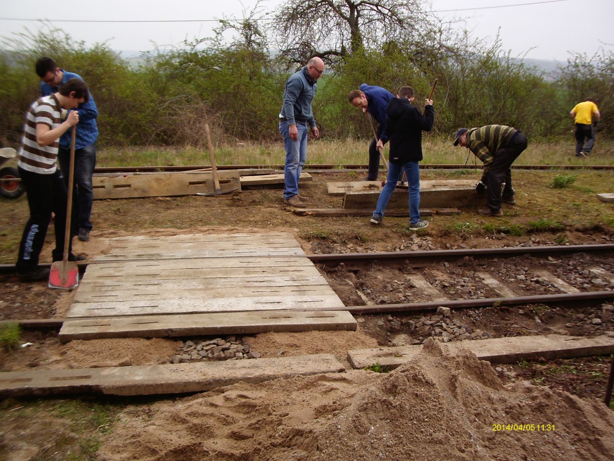 Ehrenamtlicher Arbeitseinsatz durch Mitglieder unserer IG und Freunde der Unstrutbahn am 05.04.2014 in Donndorf. Ein Gleis�bergang und die Zuwegung zu diesem �bergang wurde instandgesetzt. (Fotos: Ingo Heidenreich)