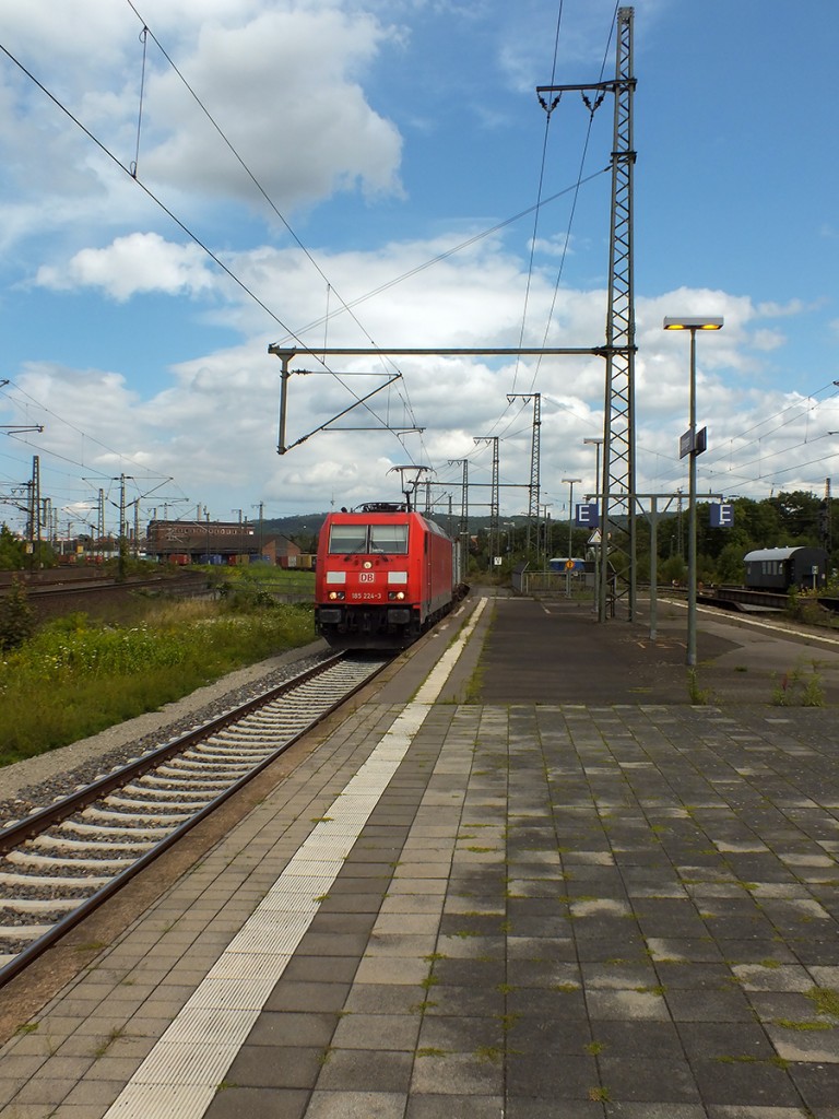 Ei Güterzug! In gut zweieinhalb Stunden kamen am 13.08.14 nur eine Handvoll von ihnen durch Göttingen. Und alle waren mit roten Loks bespannt. Es scheint fast so, dass auch die diversen privaten Güterbahnen Ferien haben. 185 224 hat keine Ferien, sie ist hier gerade südwärts unterwegs.