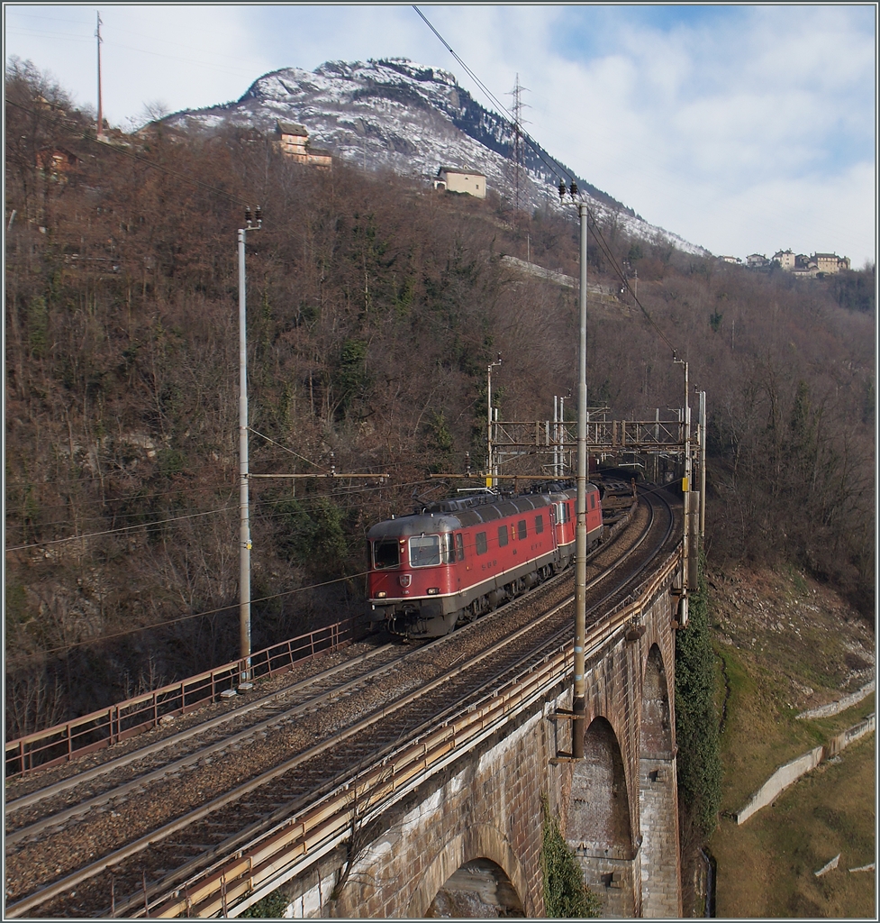 Eien  Re 10/10  mit einem Containerwagenzug kurz vor Preglia.
27. Jan. 2015