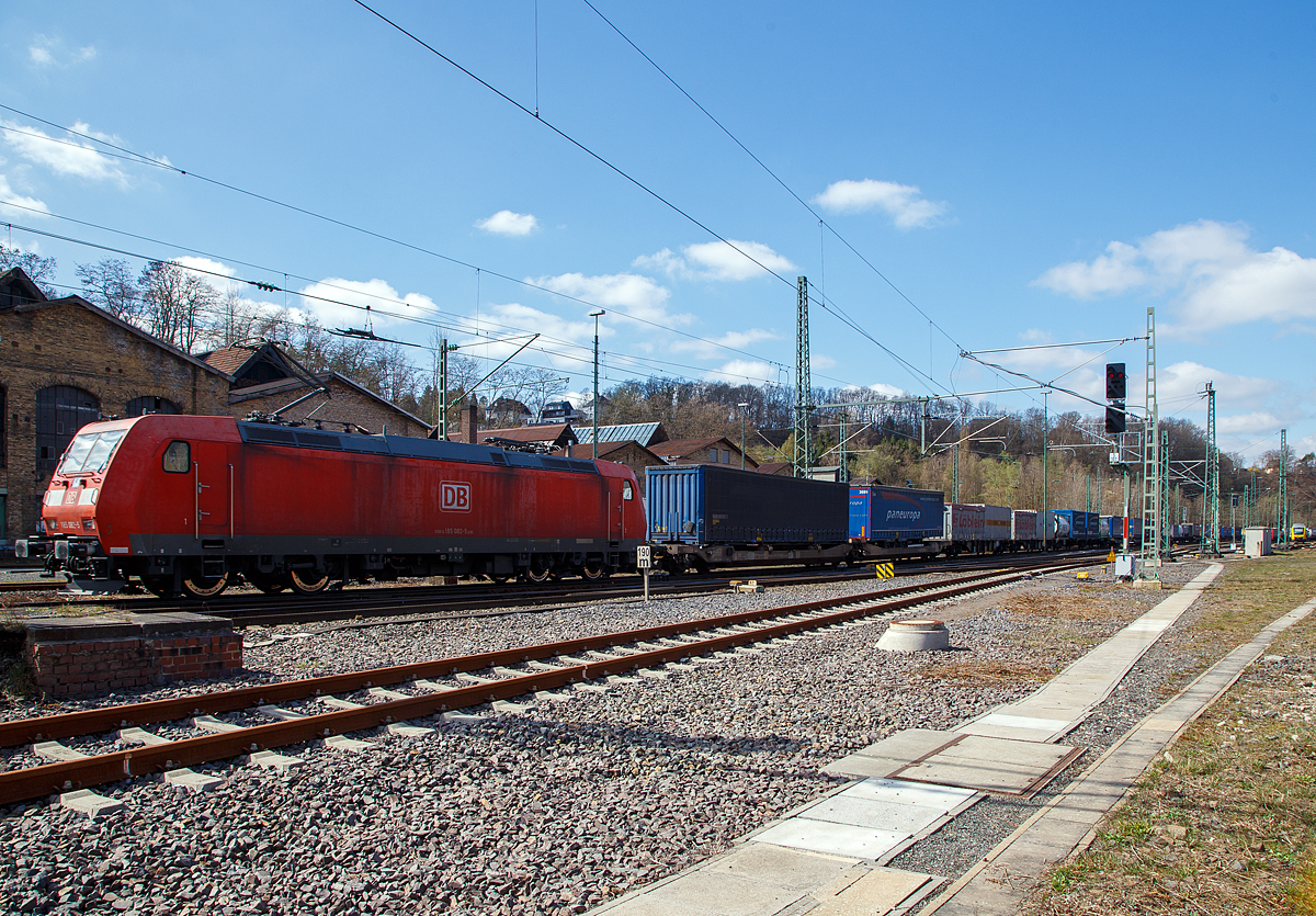 Eigentlich ist Karfreitag, aber es fährt trotzdem viel auf der Siegstrecke...
Die 185 082-5 (91 80 6185 082-5 D-DB) der DB Cargo AG fährt am 02.04.2021, mit einem KLV-Güterzug, durch Betzdorf/Sieg in Richtung Siegen.

Die TRAXX F140 AC1 wurde 2002 bei Bombardier in Kassel unter der Fabriknummer 33497 gebaut.
