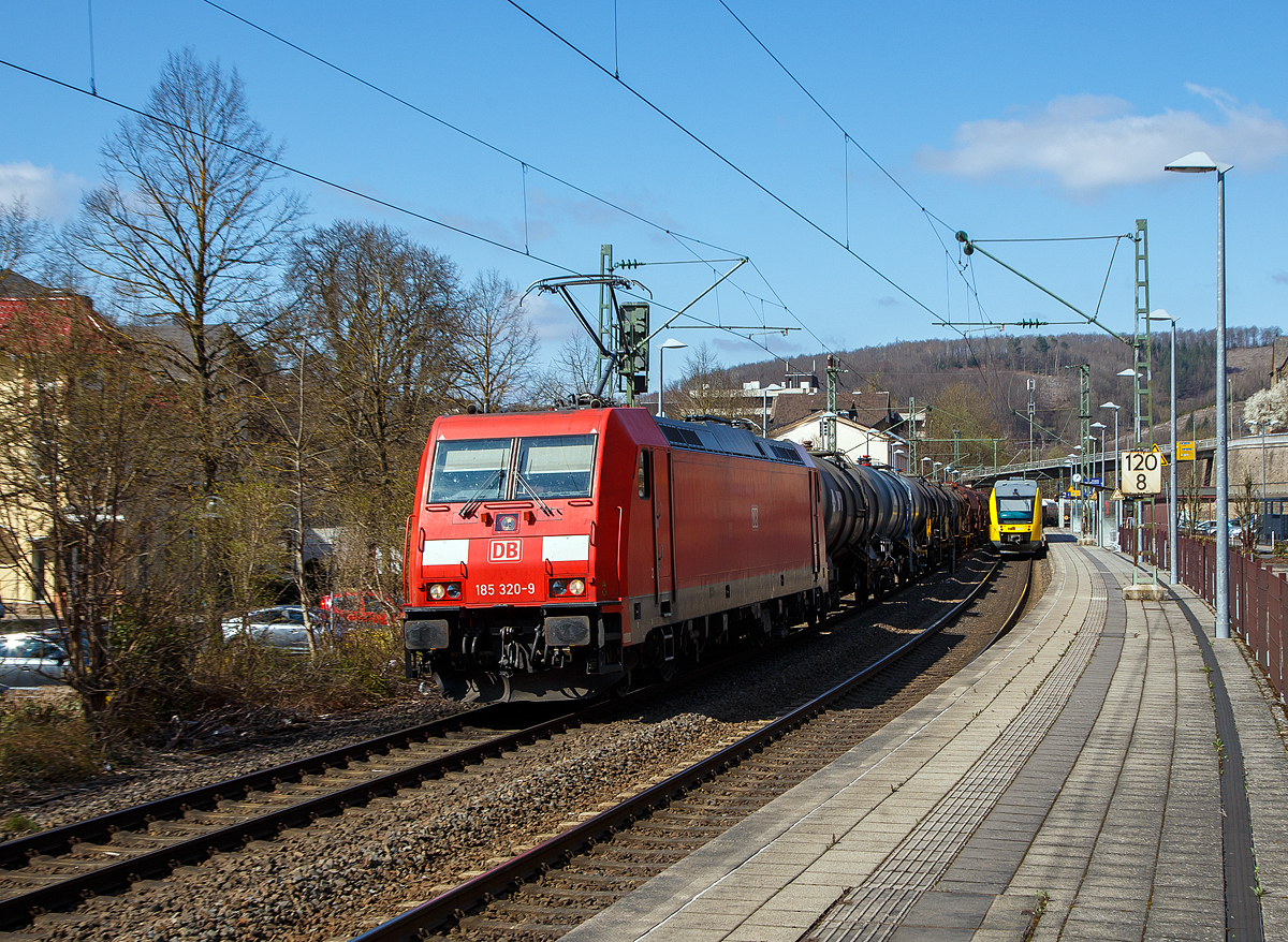 Eigentlich ist Karfreitag, aber es fährt trotzdem viel auf der Siegstrecke...
Die 185 320-9 (91 80 6185 320-9 D-DB)  der DB Cargo Deutschland AG fährt am 02.04.2021, mit einem gemischten Güterzug, durch den Bahnhof Kirchen an der Sieg in Richtung Köln.

Die TRAXX F140 AC2 wurde 2008 von Bombardier in Kassel unter der Fabriknummer 34198 gebaut.