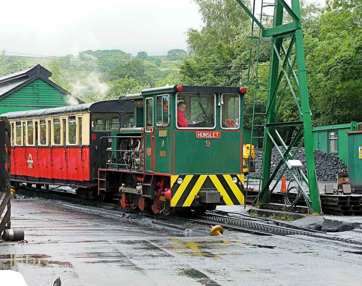 Eigentlich ohne Schweizbezug, aber dennoch sei auf die 4 Diesellokomotiven Nr. 9 bis 12 hingewiesen, die 1986-1992 in Betrieb kamen. Hier fährt Lok 9 (1986) in die Endstation Llanberis ein, 6.Juli 2012 