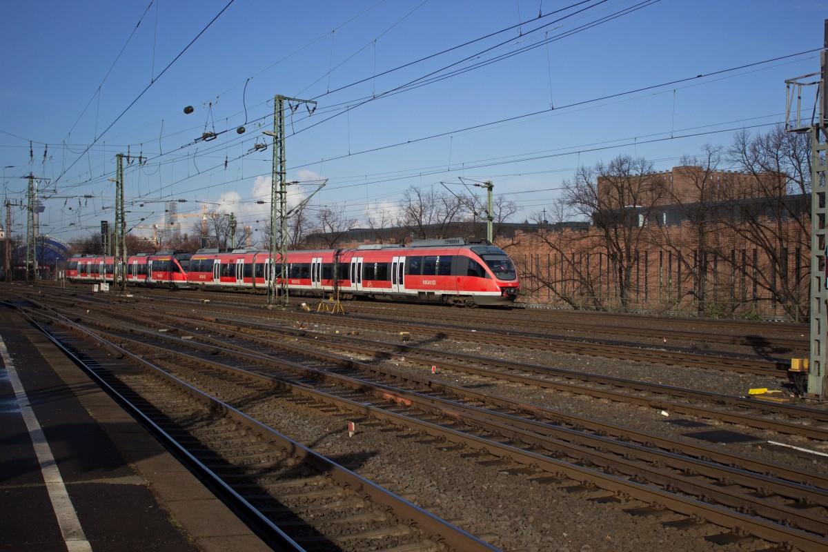 Eigentlich sollten LINT-Triebwagen die RB-Linie 25 zwischen Köln und Meinerzhagen bedienen. Am 25.02. war aber mehr als die Hälfte der Kurse mit 644ern bestückt. Hier fahren 644 003 und 037 aus dem Bahnhof Köln-Deutz aus.