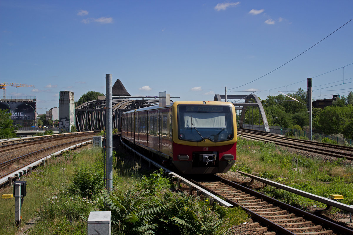 Ein 3/4-Zug der Baureihe 481 bricht am Treptower Park zu einer Rundfahrt ber den S-Bahn-Ring auf, der die Garnitur etwas mehr als eine Stunde spter dorthin zurckbringen wird.